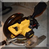 T06. DeWalt miter saw. 
